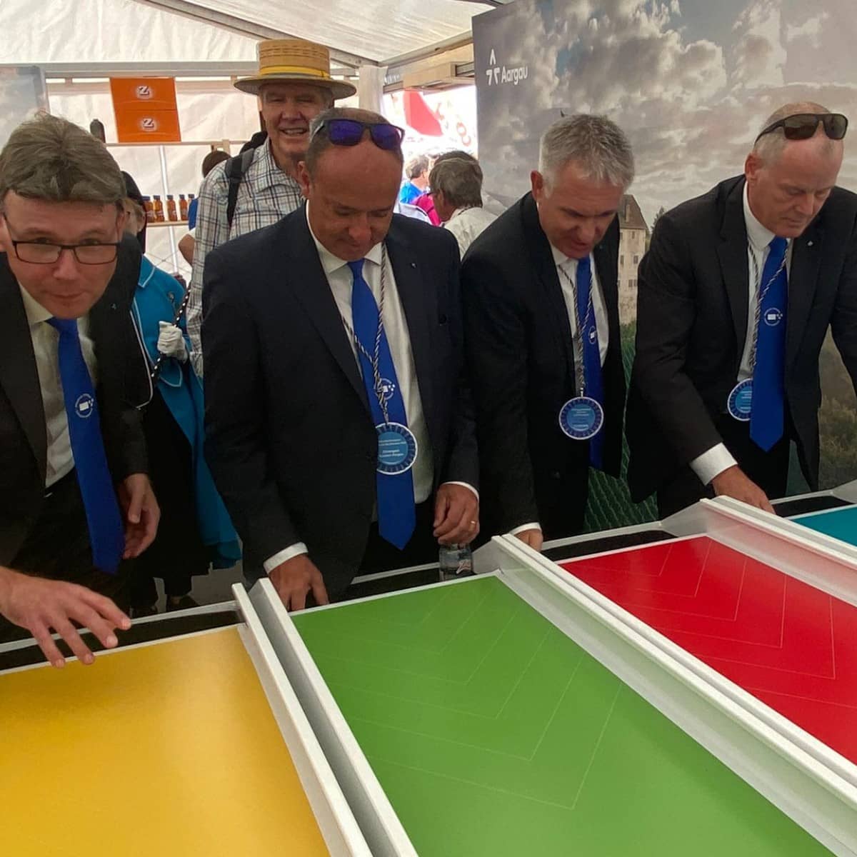 Regierungsrat Dieter Egli, Regierungsrat, Dr. Markus Dieth, Landamman Alex Hürzeler und Regierungsrat Stephan Attiger (v.l.n.r.) beim Pferderennen-Spiel in der Halle Marchande.