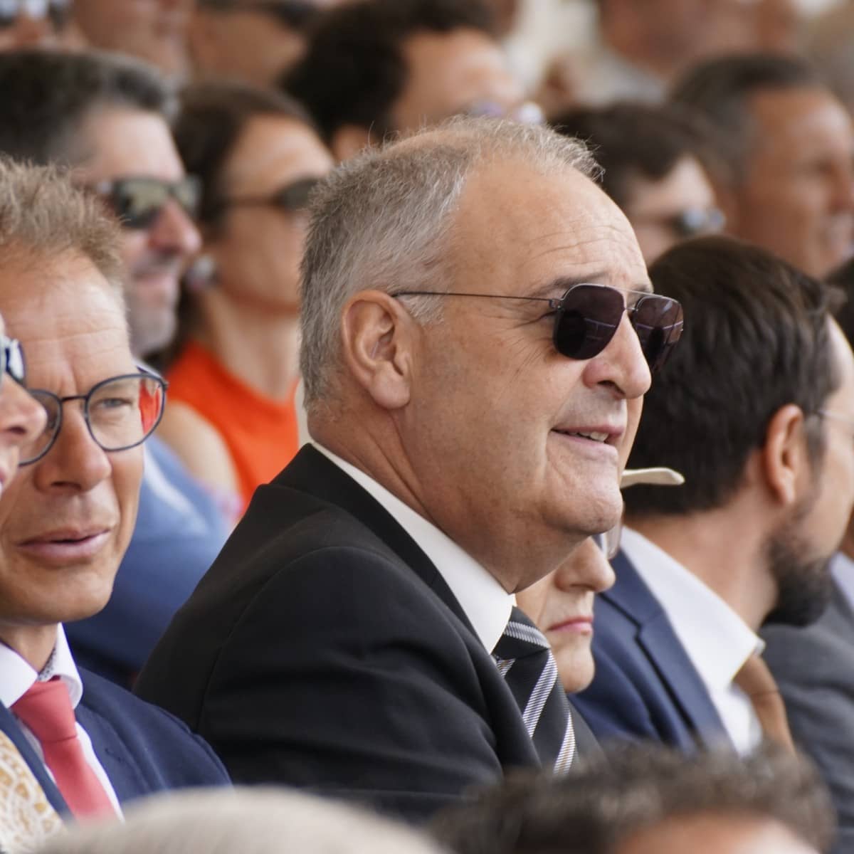 Bundesrat Guy Parmelin sitzt in der Zuschauer-Tribüne und beobachtet die Show.