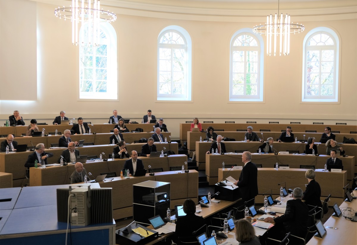Teilnehmer sitzen im Grossratssaal