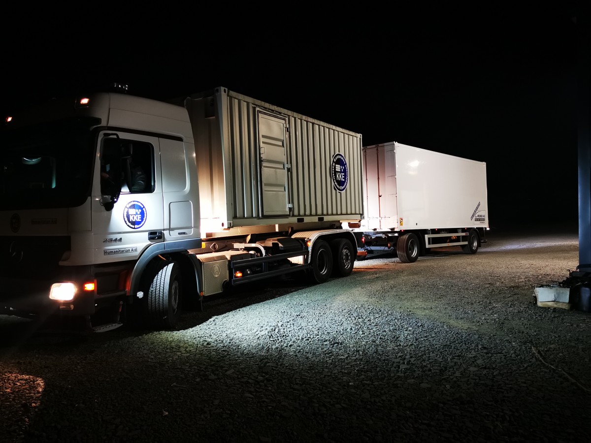 Lastwagenkonvoi bei Nacht