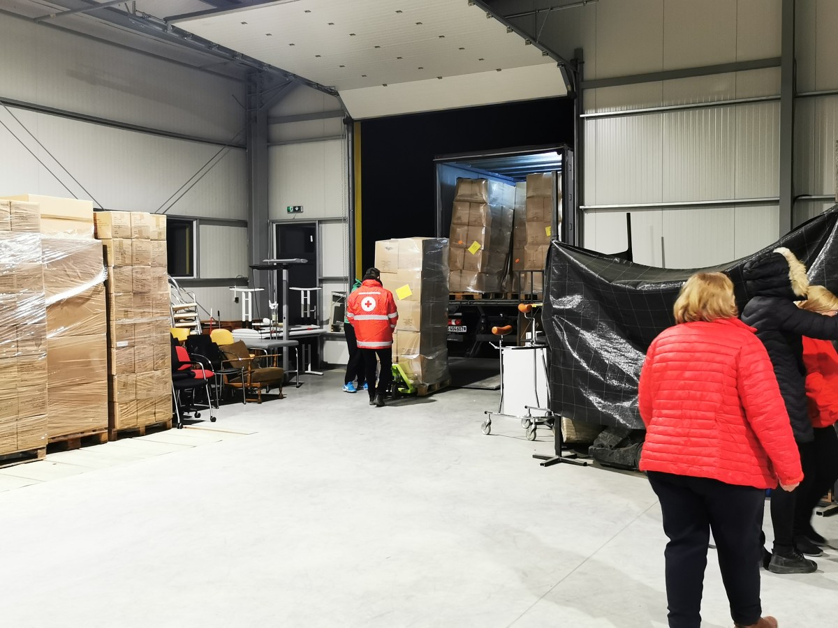 Menschen in Lagerhalle