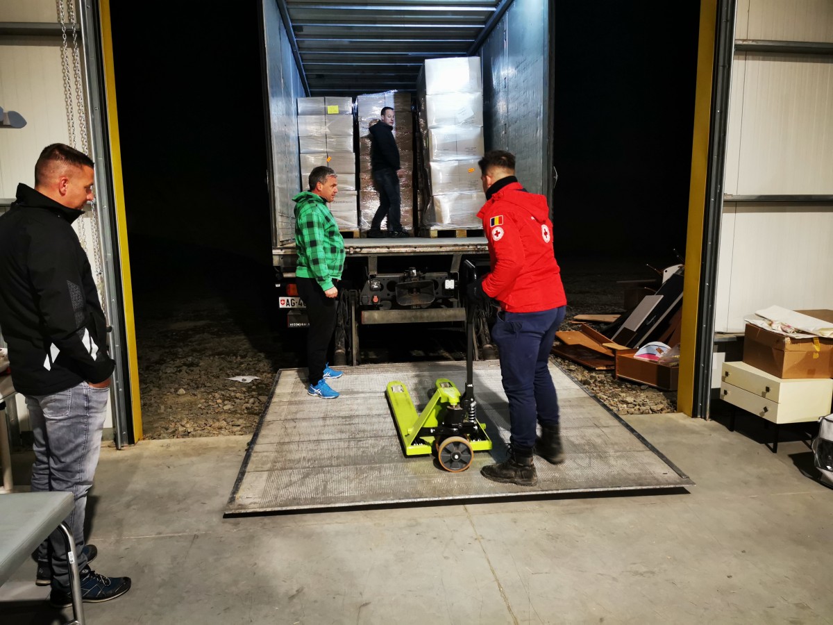 Menschen beim Entladen eines Camions