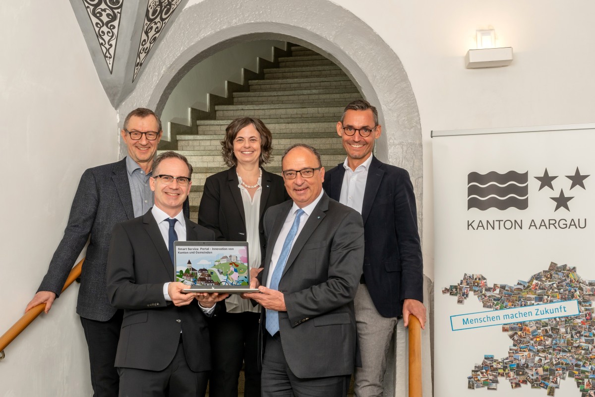 Gruppenfoto (v.l.n.r.) Benno Kissling, kantonaler Beauftragter und Leiter Fachstelle Smart Services Aargau, Patrick Gosteli, Gemeindeammann Böttstein, Grossrat, Präsident Gemeindeammänner-Vereinigung des Kantons Aargau (GAV), Joana Filippi, Staatsschreiberin, Staatskanzlei, Regierungsrat Dr. Markus Dieth, Vorsteher des Departements Finanzen und Ressourcen, Gérald Strub, kommunaler Beauftragter der Fachstelle Smart Services Aargau