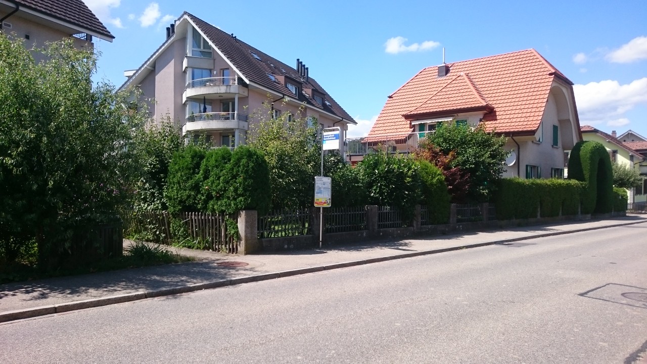 Foto zeigt Bushaltestelle in Strengelbach, in Fahrtrichtung Brittnau