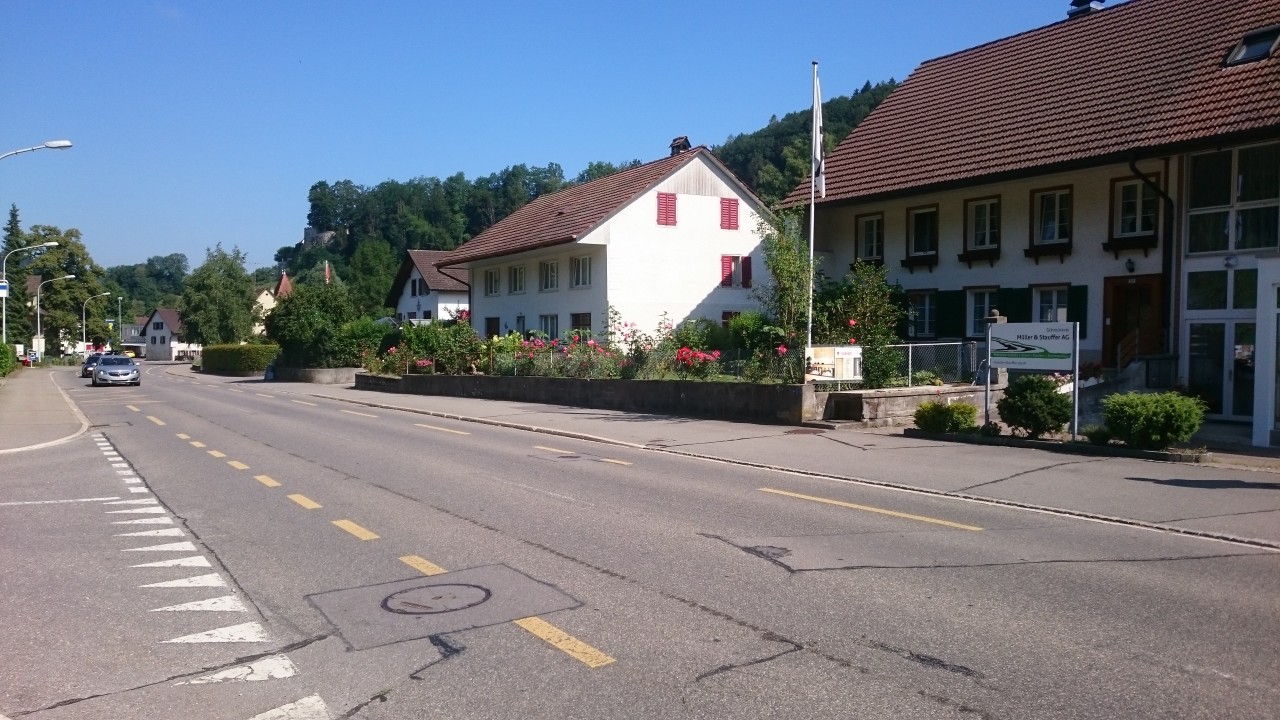 Foto zeigt den neuen Standort der Bushaltestelle in Teufenthal, in Fahrtrichtung Bahnhof