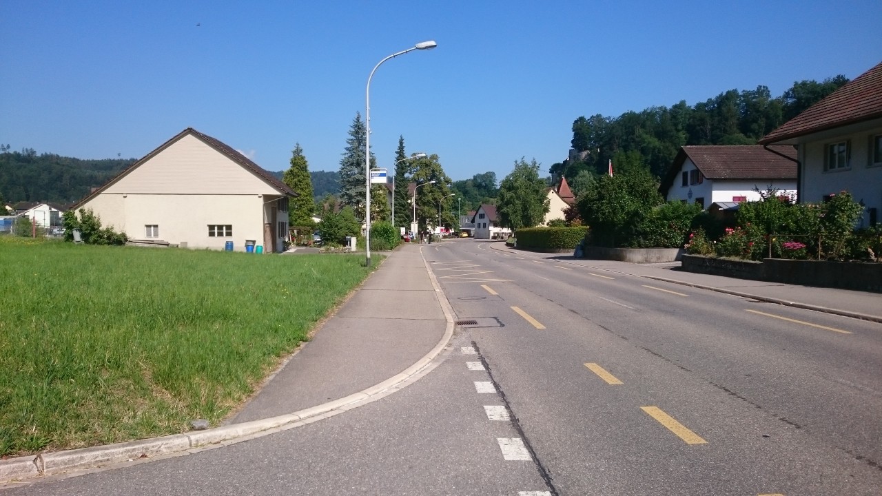 Foto zeigt Bushaltestelle in Teufenthal, in Fahrtrichtung Dürrenäsch