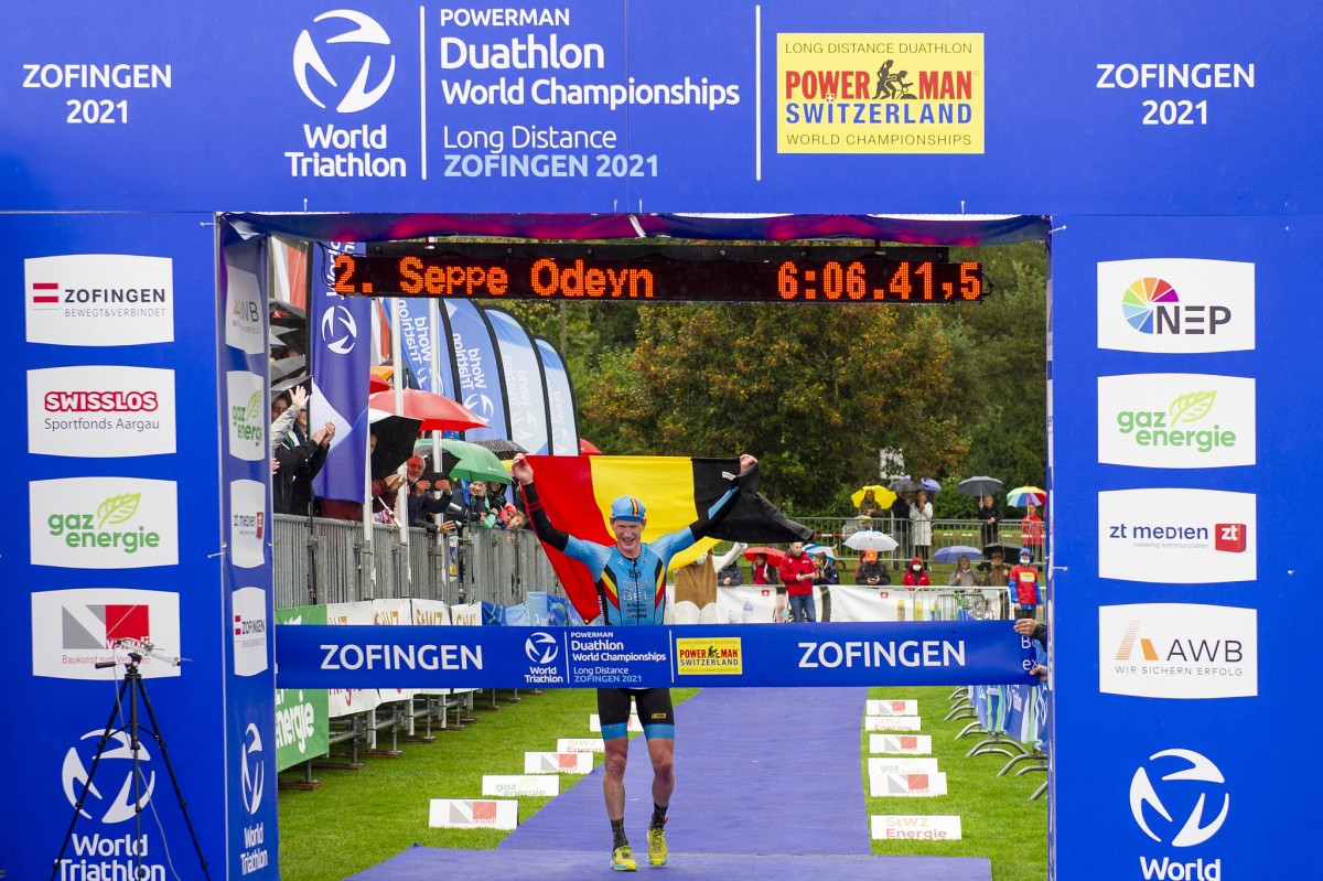 Der Zweitplazierte des Powerman Zofingen 2021 beim Zieleinlauf. 