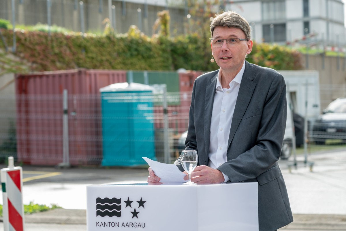 Portrait von Regierungsrat Dieter Egli am Rednerpult