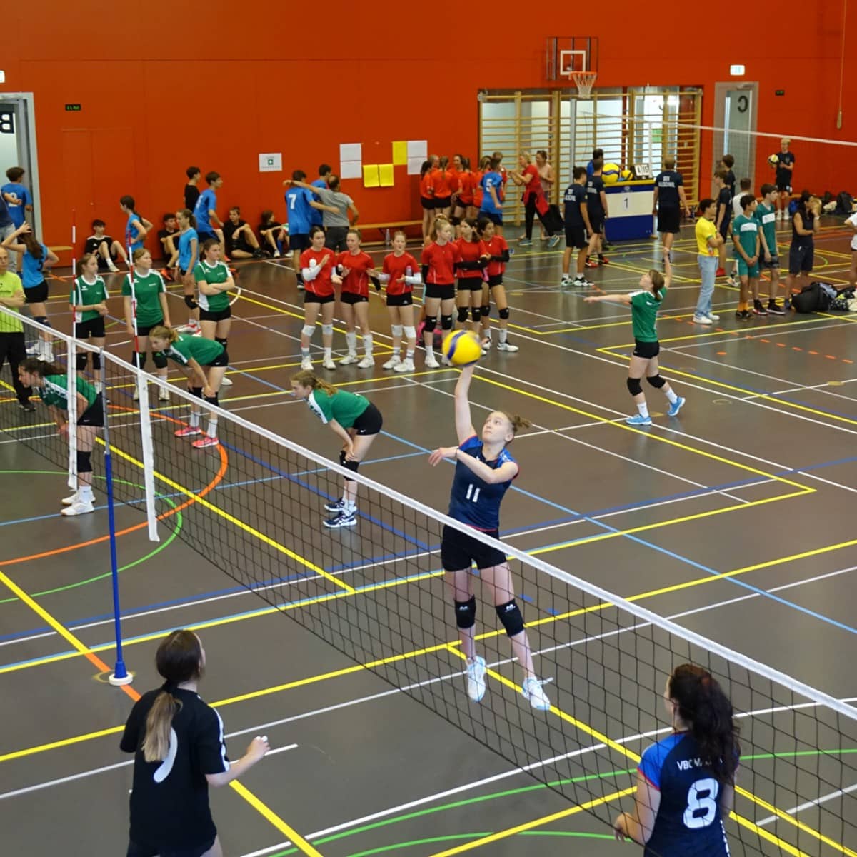 Schüler messen sich an einem Volleyballturnier