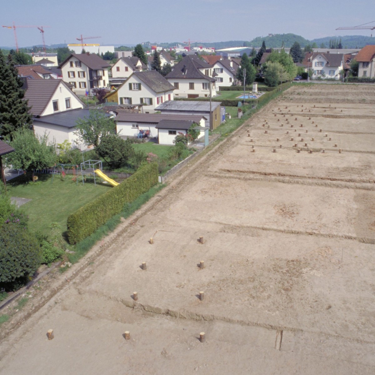 Während der Ausgrabung am Römerweg in Hunzenschwil wurden 2005 zwei grosse Hallenbauten dokumentiert. Die Pfostengruben sind mit Holzstämmen markiert.