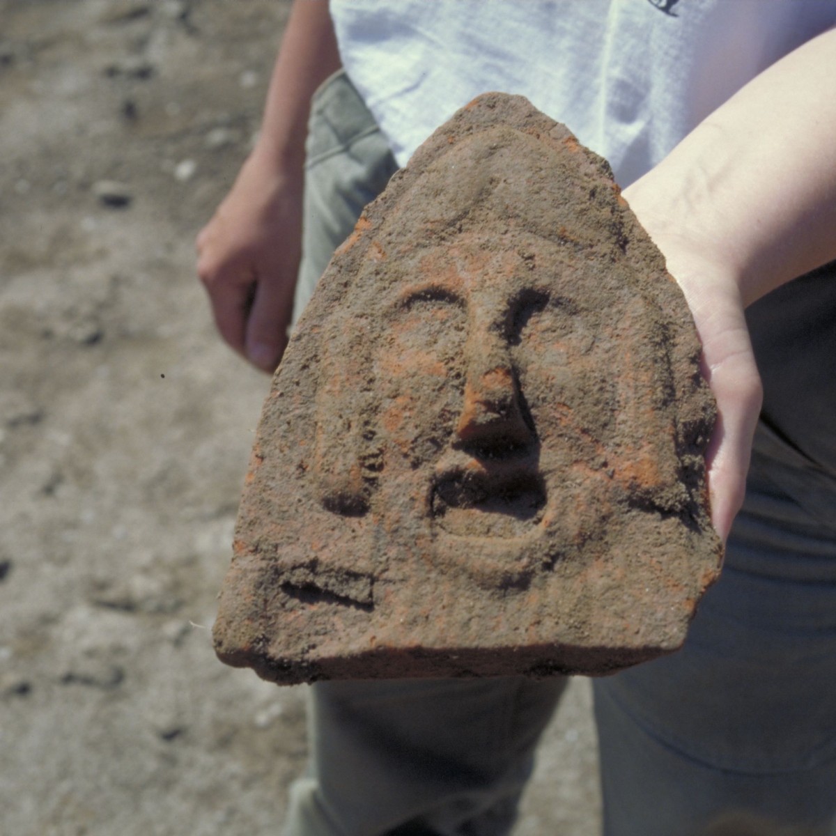 Ein fundfrischer Stirnziegel. Dieser sog. Antefix ist ein figürlich verzierter Ziegel, der die vordere Seite eines ziegelgedeckten Daches abschloss.