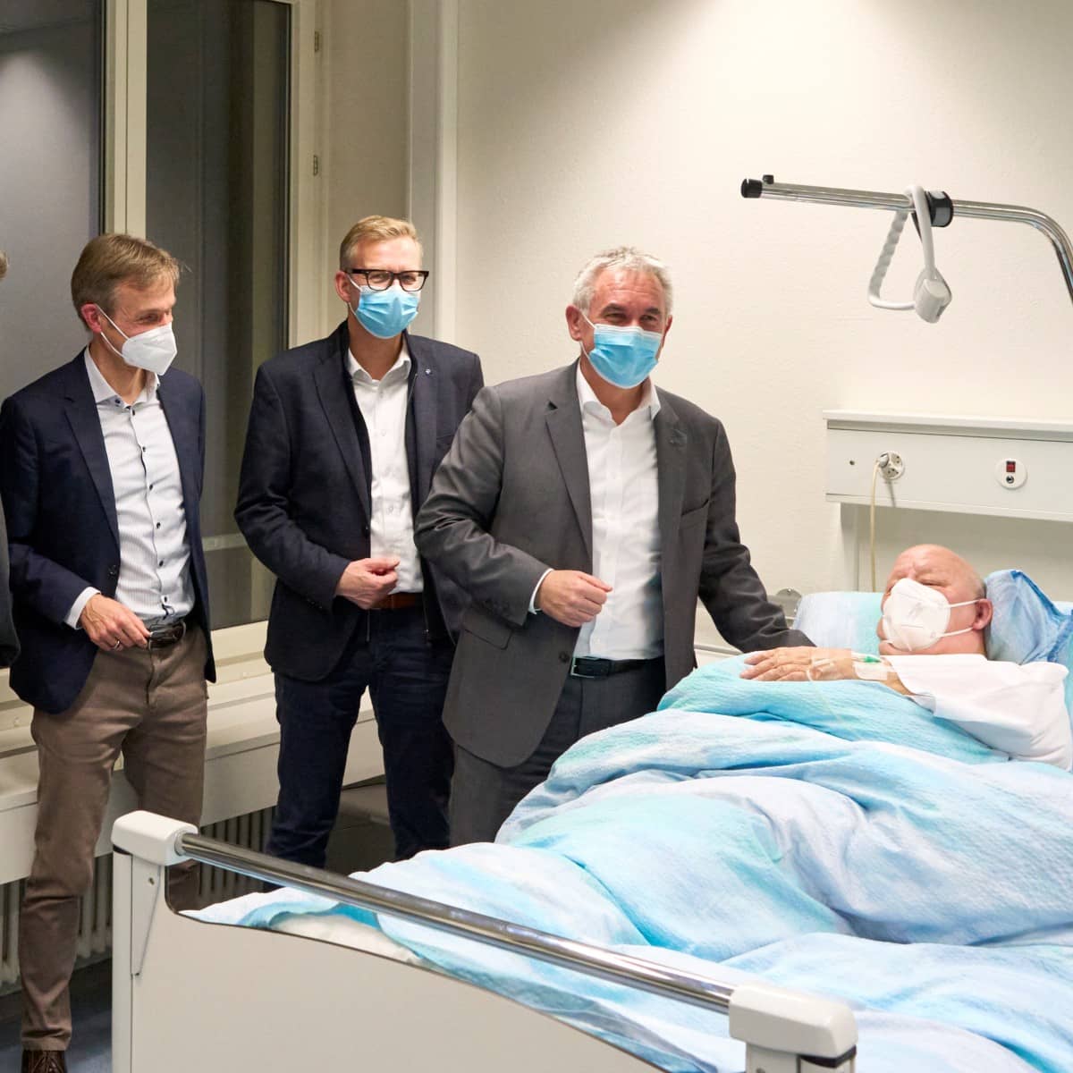 Landammann Alex Hürzeler (ganz rechts) und Rektor der HFGS, Andreas Schächtele, (2. von links) anlässlich eines Schulbesuchs mit HFGS-Schauspielpatient