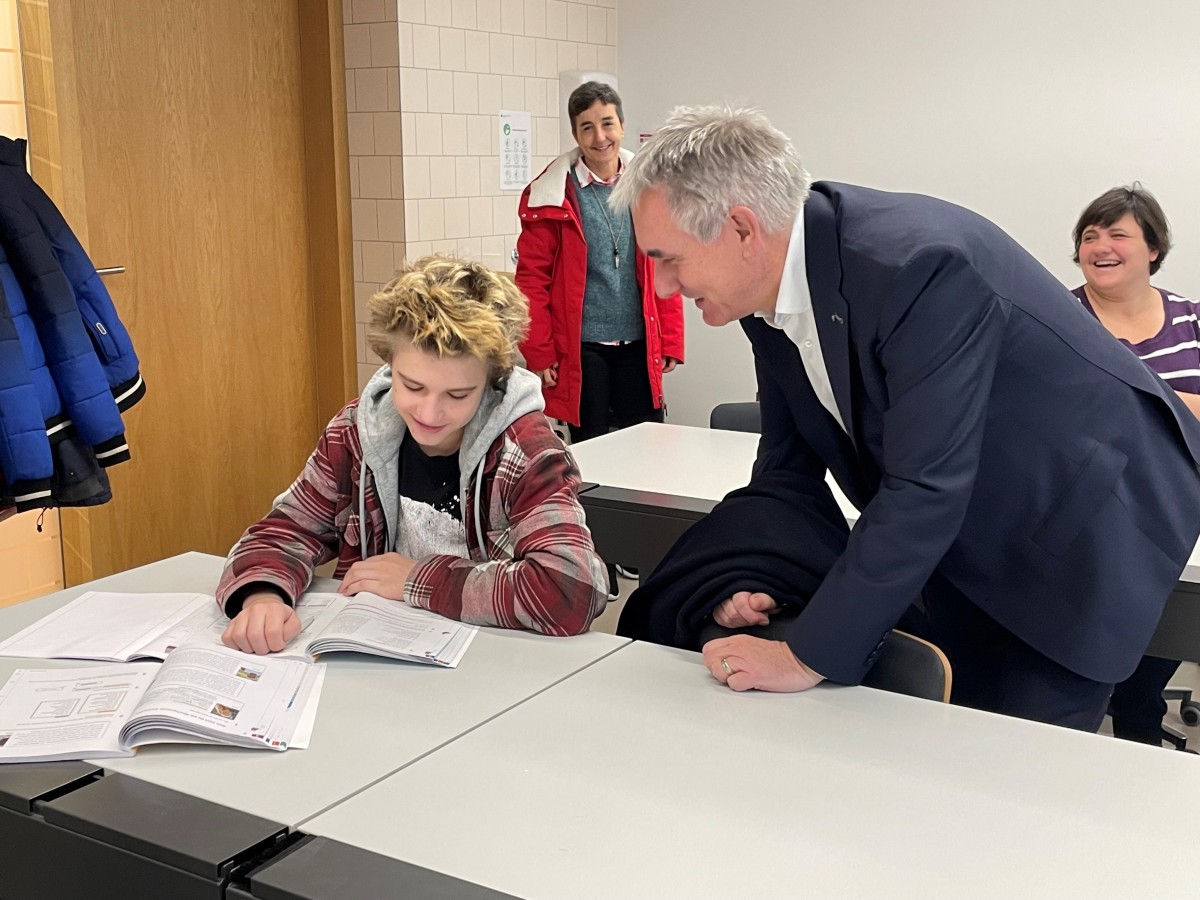 Alex Hürzeler im Schulzimmer