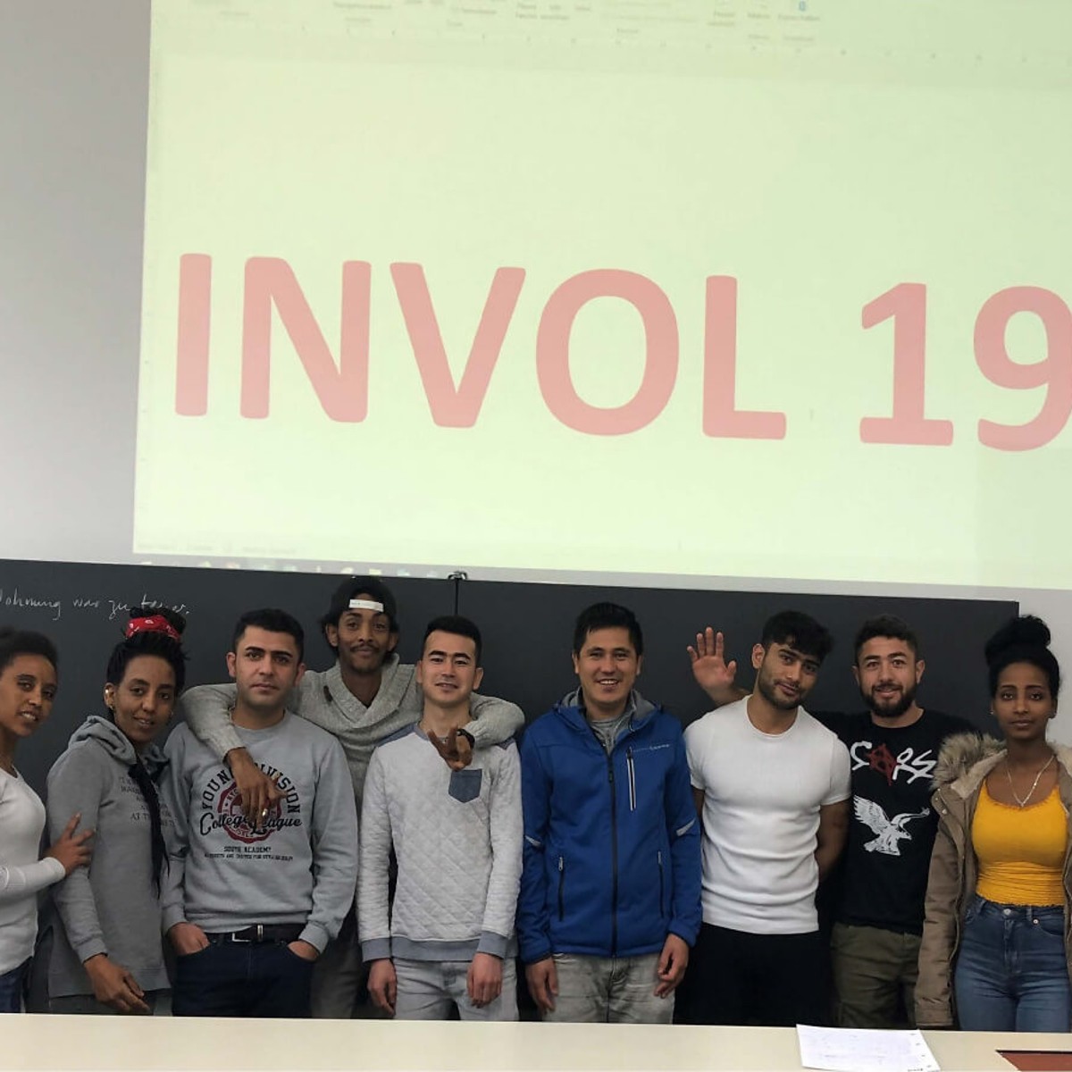 Eine Klasse des INVOL Programms posiert für ein Gruppenfoto.