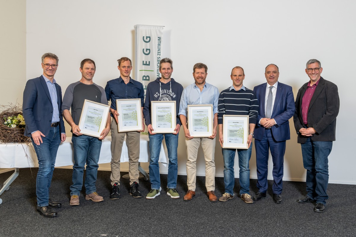 Gruppenbild Matthias Müller LWAG, Preisträger: Rolf Treier, Pirmin Adler, Thomas Wüthrich, Hoss Hauksson, Thomas Keller mit Landstatthalter Markus Dieth und Agroforst Jury-Mitglied Simon Egger.