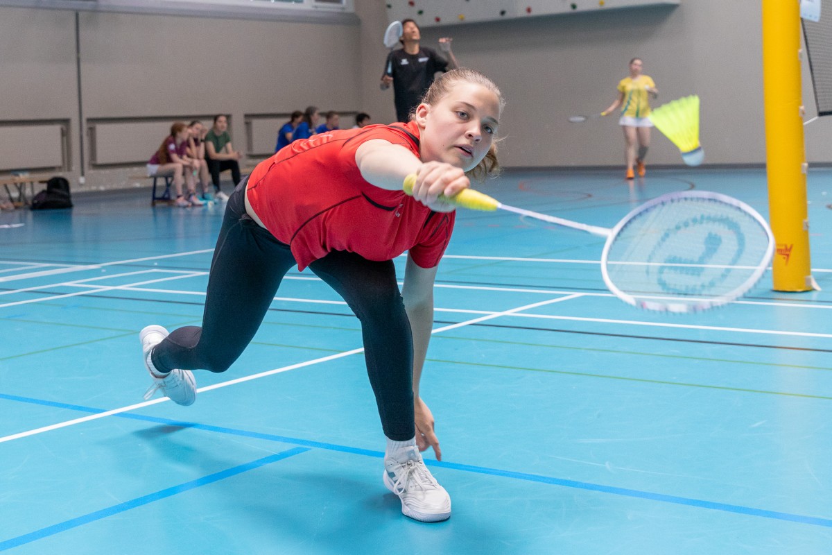 Jugendliche beim Badminton