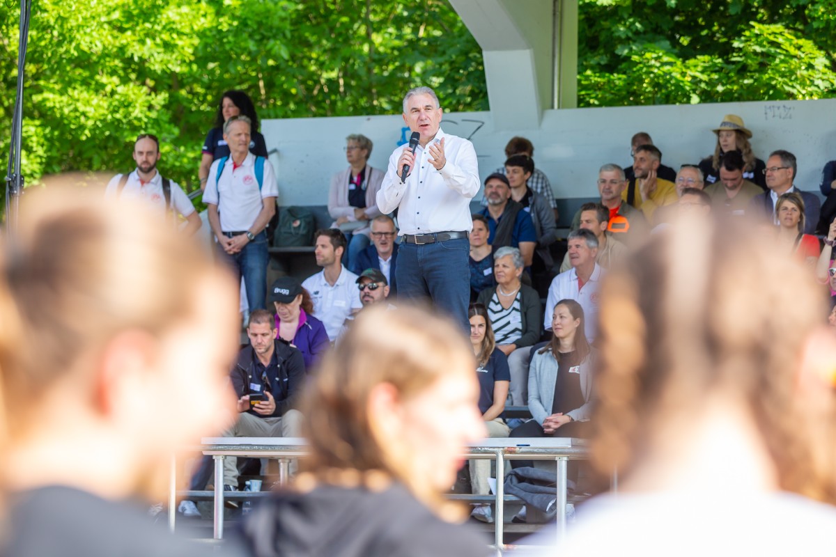 Regierungsrat Hürzeler stehend vor der Zuschauermenge