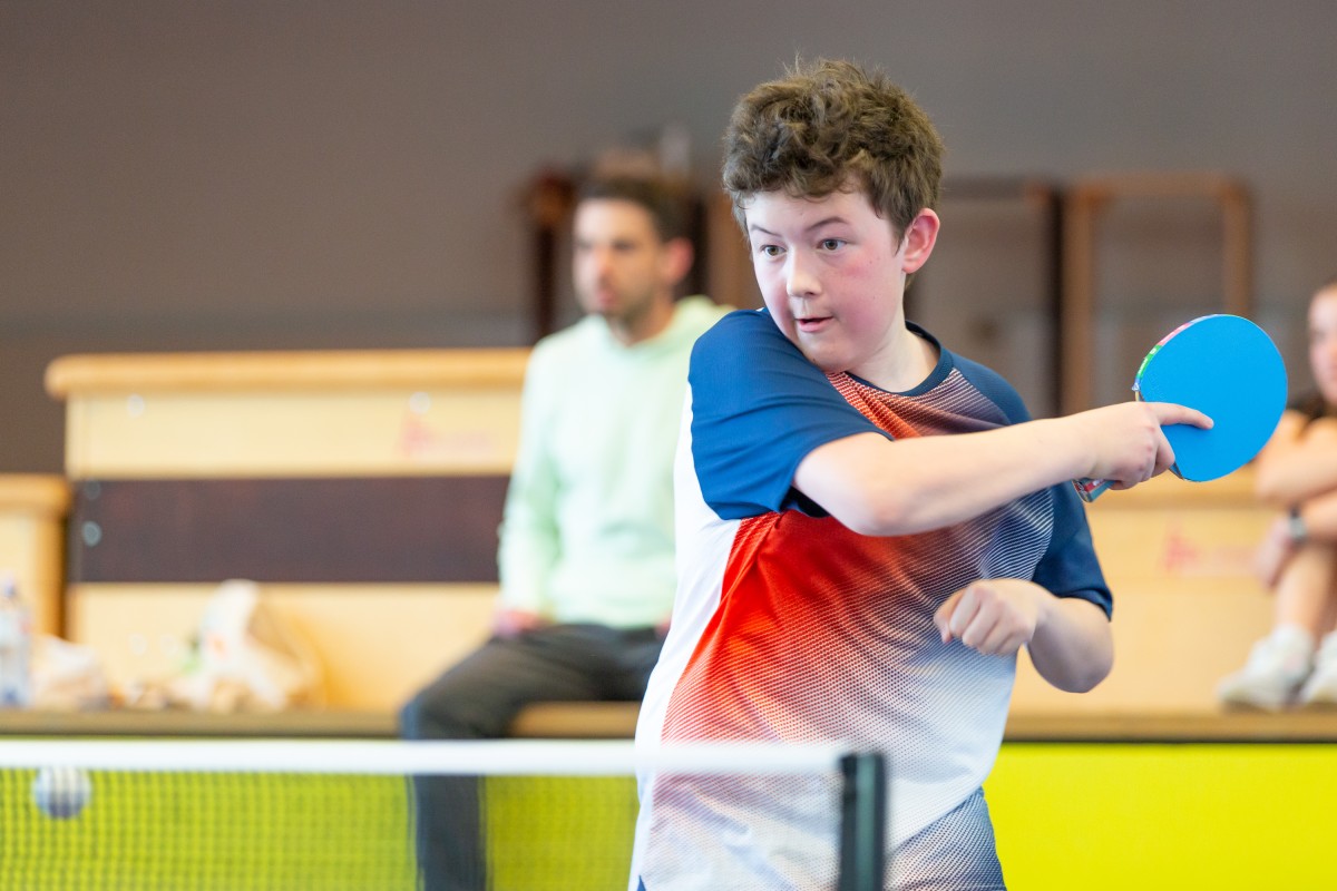 Jugendlicher beim Tischtennis spielen