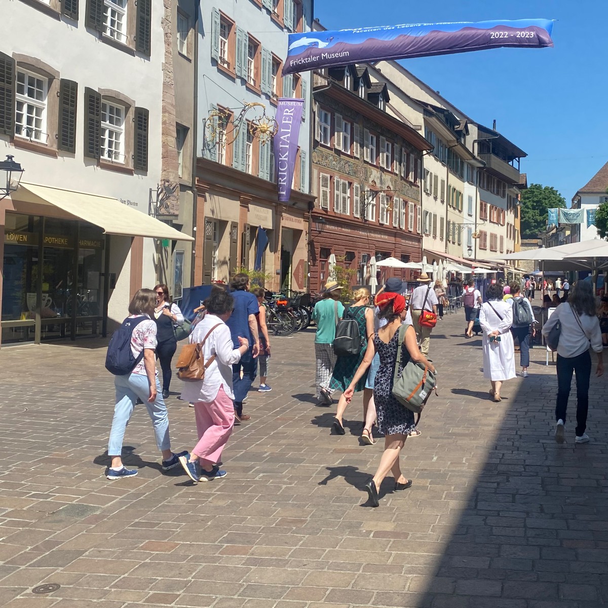 Das Fricktaler Museum mit belebter Marktgasse.