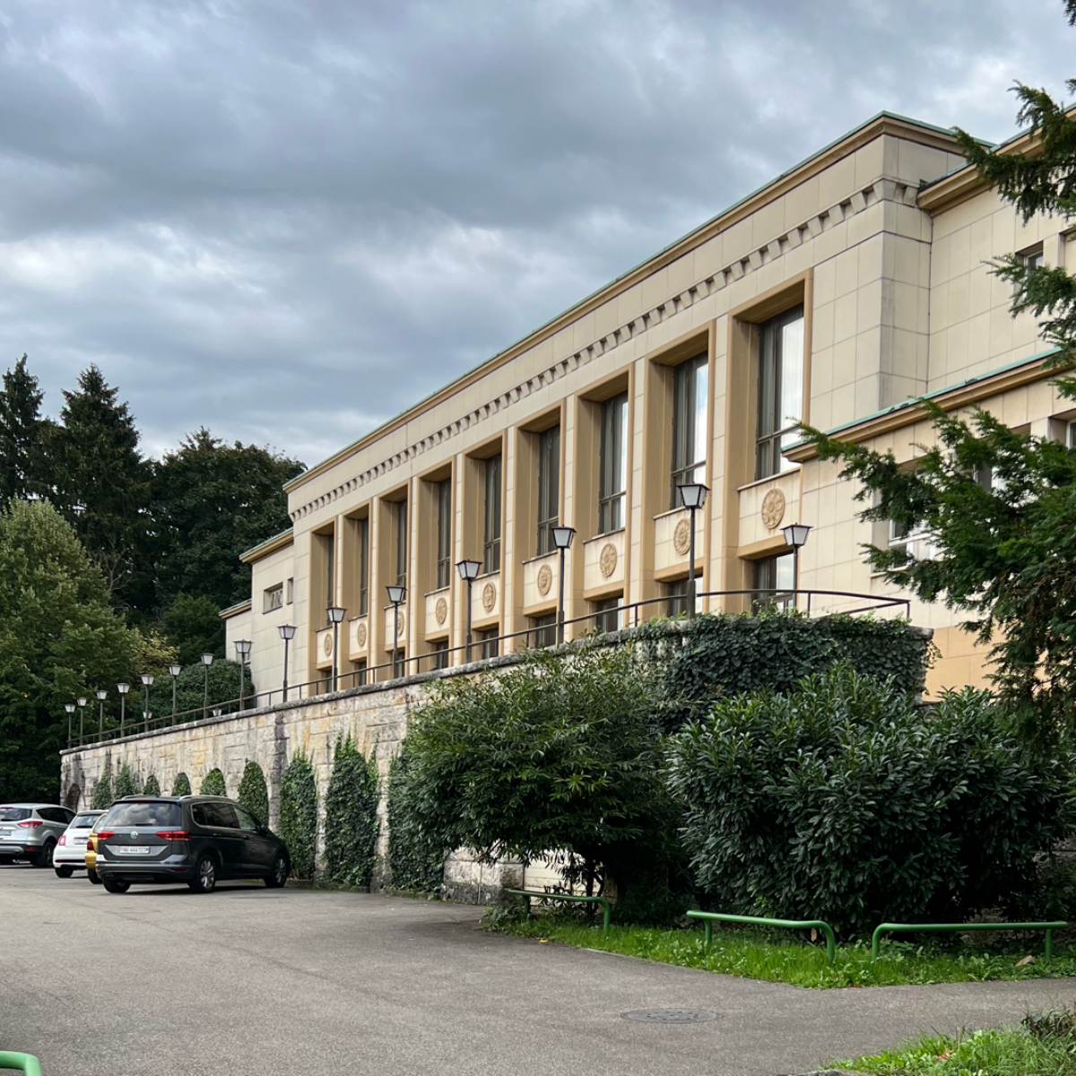 Der Saalbau wurde von der Brauerei Feldschlösschen als Annex zum damaligen Hotel Bahnhof erbaut.