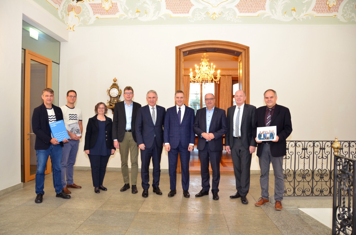 Zum erfolgreichen Abschluss des Projektes wurden das Co-Präsidium der Historischen Gesellschaft des Kantons Aargau und die Co-Projektleitung "Zeitgeschichte Aargau" vom Regierungsrat verdankt 
