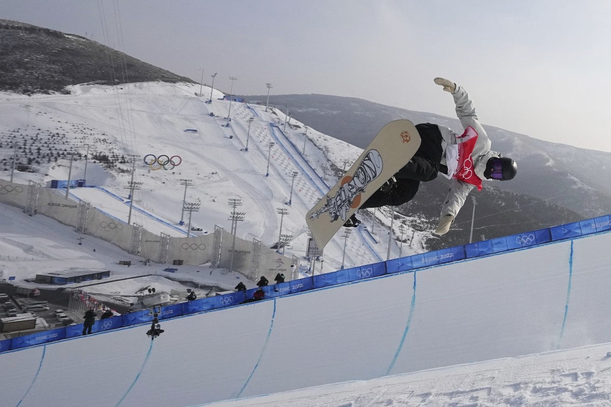 Berenice Wicki in der Snowboard Halfpipe