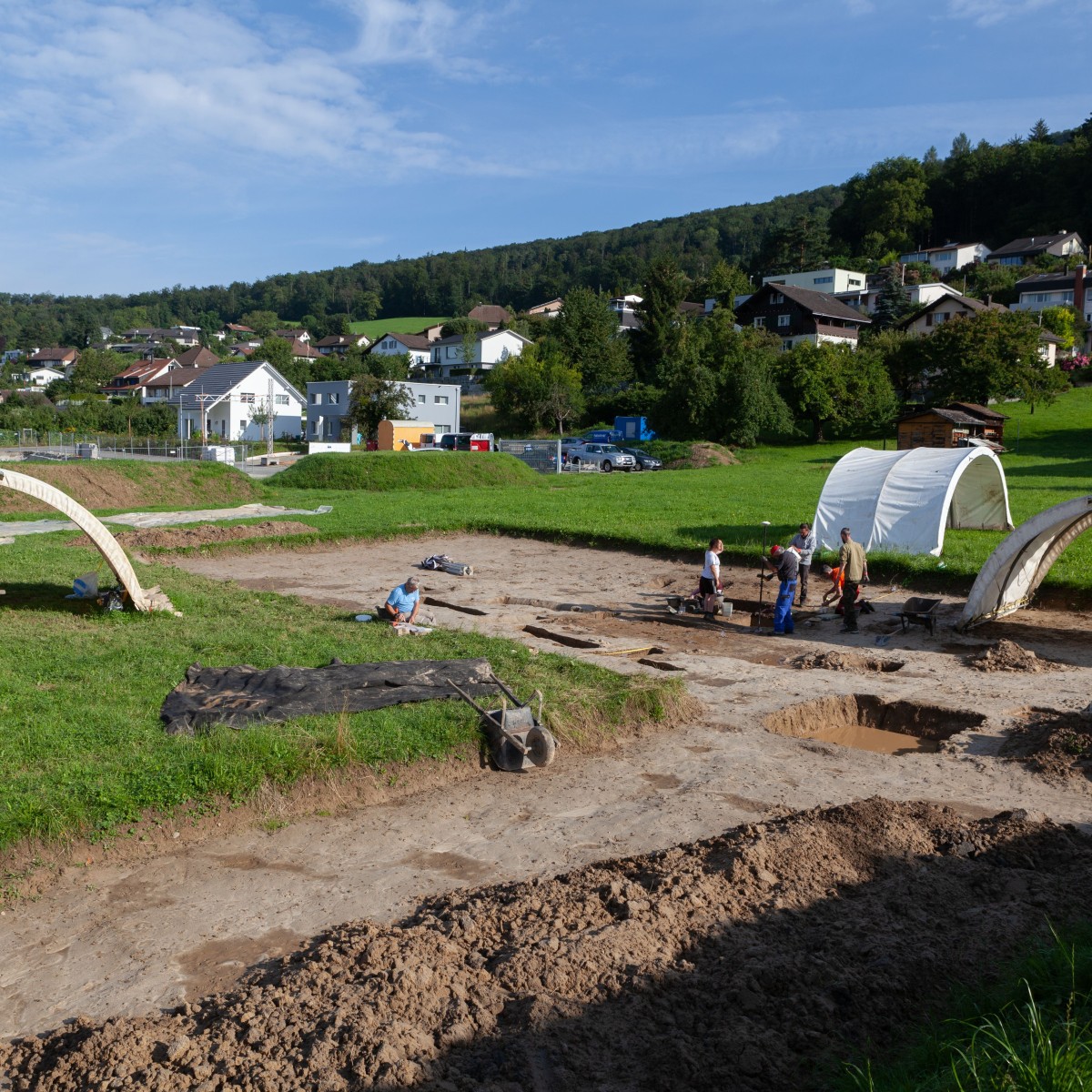 Am Fuss des Kestenbergs in Möriken-Wildegg dokumentierte die Kantonsarchäologie 2020 bis 2021 baubegleitend eine mittelbronzezeitliche Siedlung.