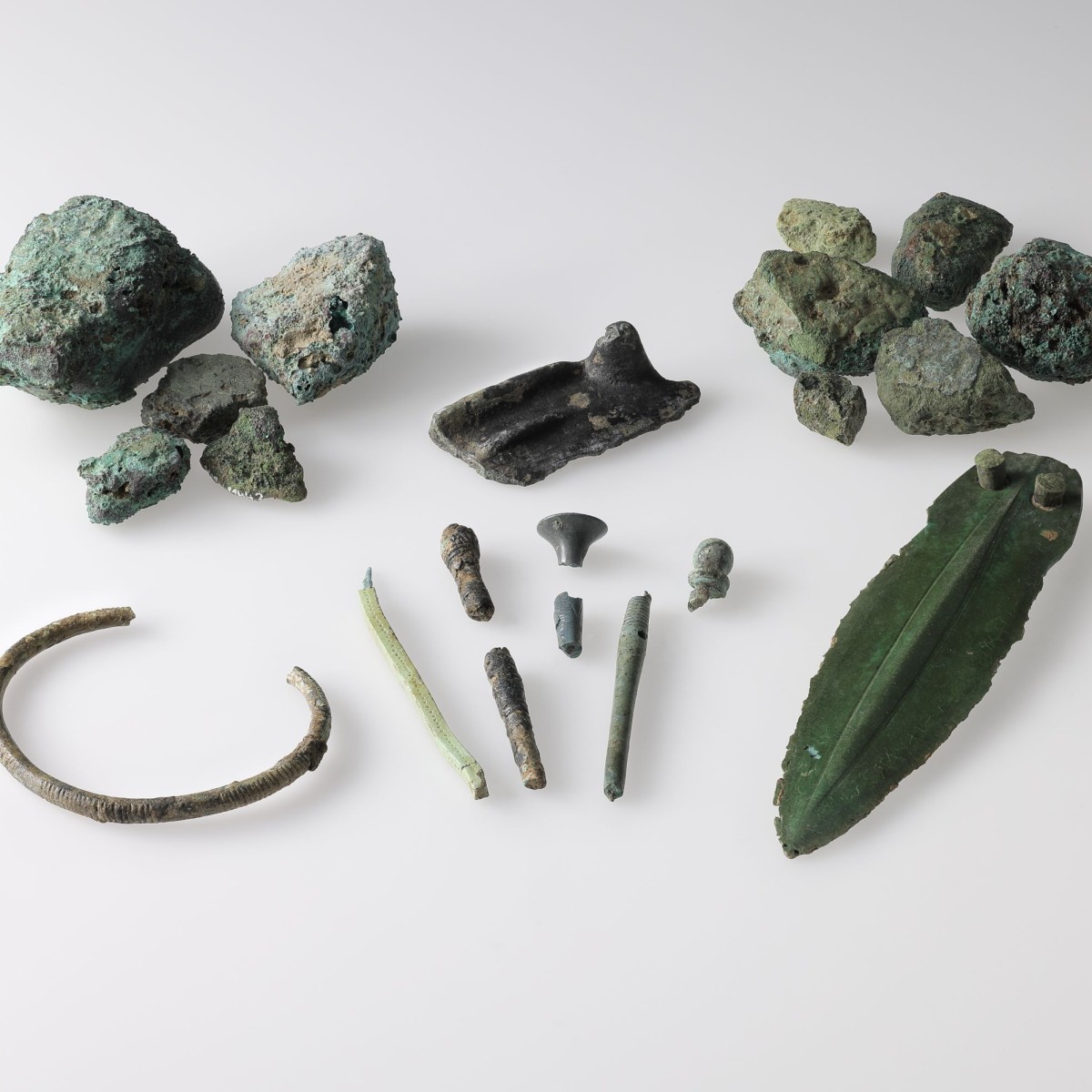 Ungewöhnlich viele Bronzeobjekte zeugen von Handel und Handwerk in der Siedlung. Ein vollständig erhaltener Bronzedolch ist eines der Glanzstücke der kleinen Ausstellung.