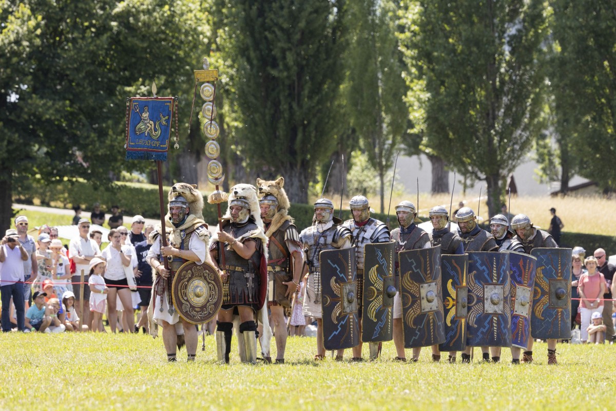 Römische Soldaten der 11. Legion aus Vindonissa marschieren am Kulturerbe-Tag in Würenlingen ein.