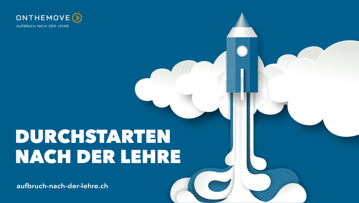 Blauer Hintergrund mit blauer Rakete vor weissen Wolken