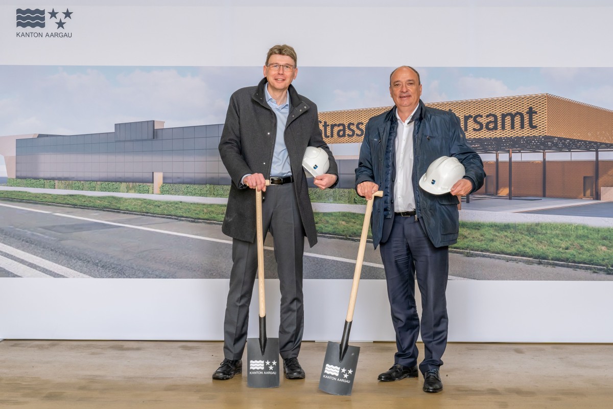 Regierungsrat Dieter Egli und Landstatthalter Dr. Markus Dieth vor der Visualisierung des Neubaus