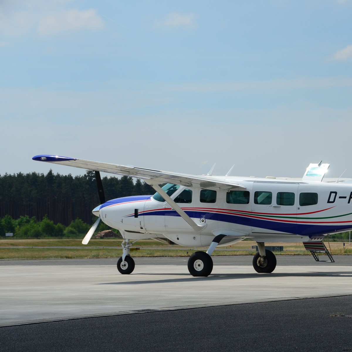 eine Cessna 208, ein kleineres Propellerflugzeug
