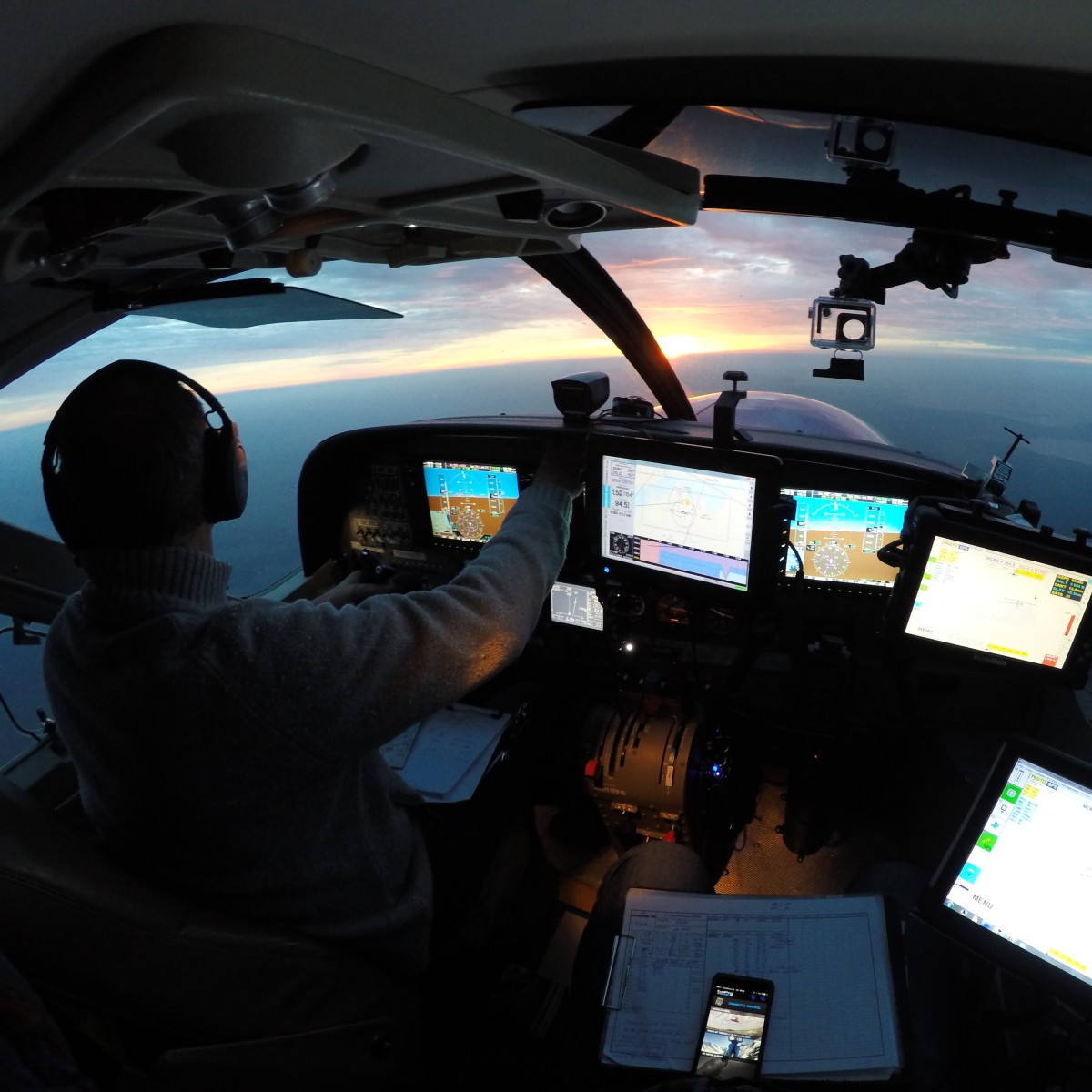Zu sehen ist das Cockpit eines kleinen Flugzeuges mit vielen Bildschirmen