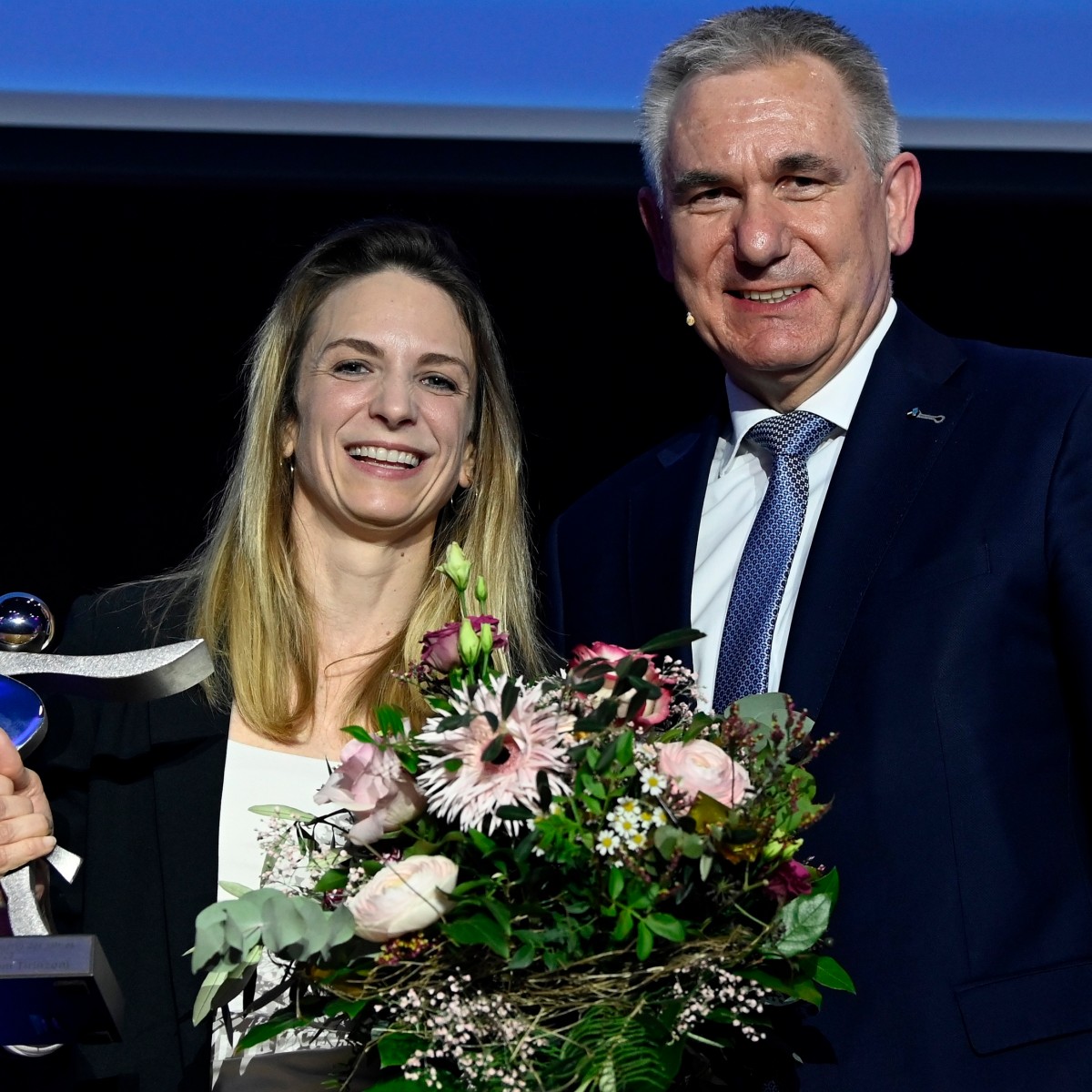 Sportlerin des Jahres 2023 Silvana Tirinzoni mit Bildungsdirektor Alex Hürzeler.