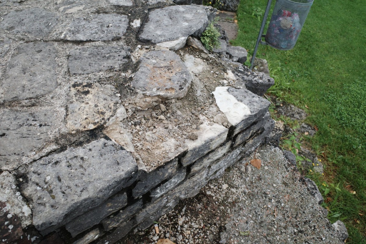 Nahaufnahme einer beschädigten Mauerecke.