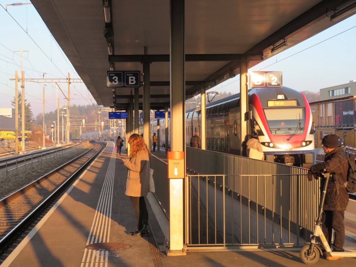 Bahnhof mit Person und Zug