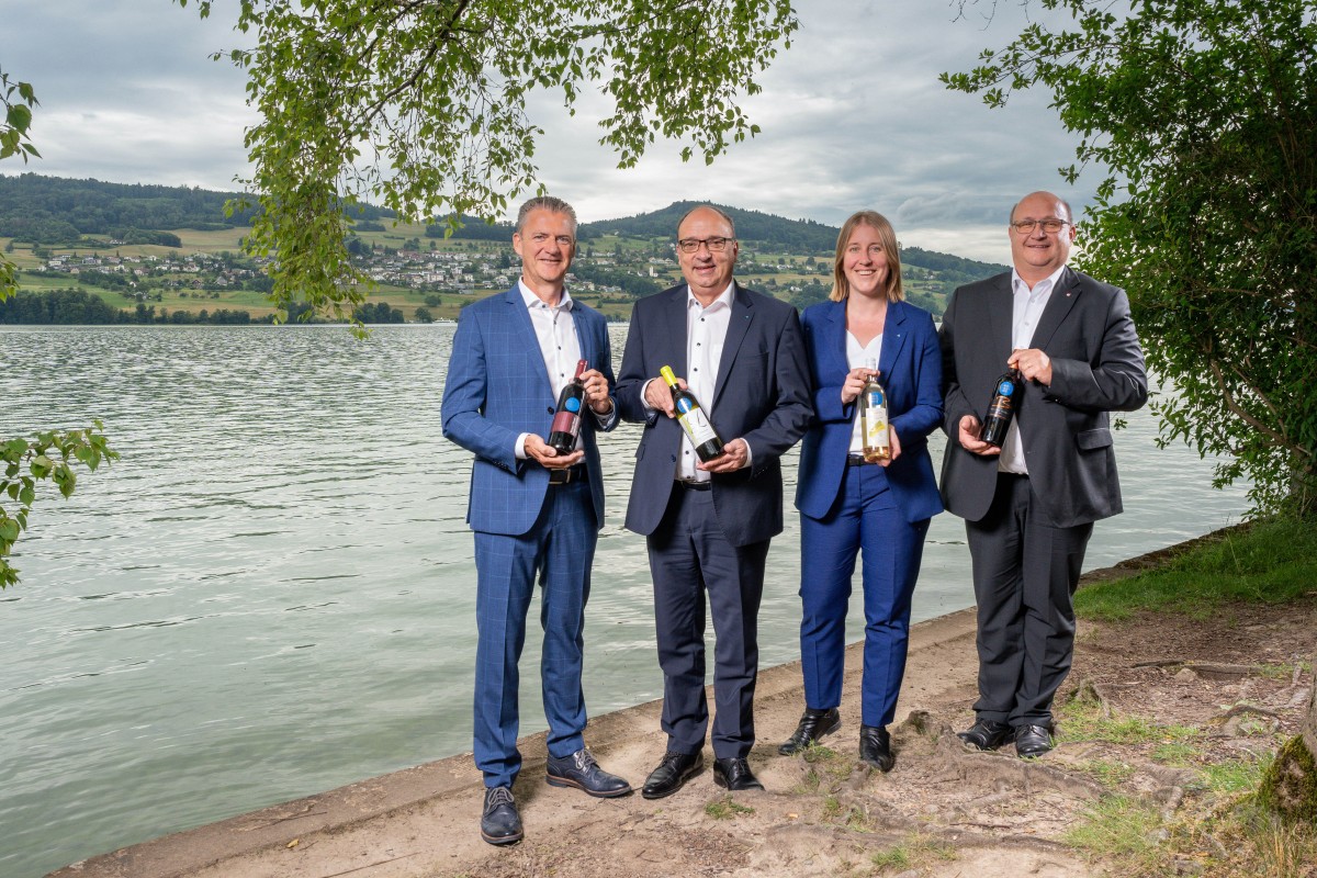 v.l.n.r: Roland Michel, Präsident Branchenverband Aargauer Wein; Dr. Markus Dieth, Landammann Kanton Aargau; Grossratspräsidentin Dr. Mirjam Kosch; Peter Hodel, Landammann Kanton Solothurn