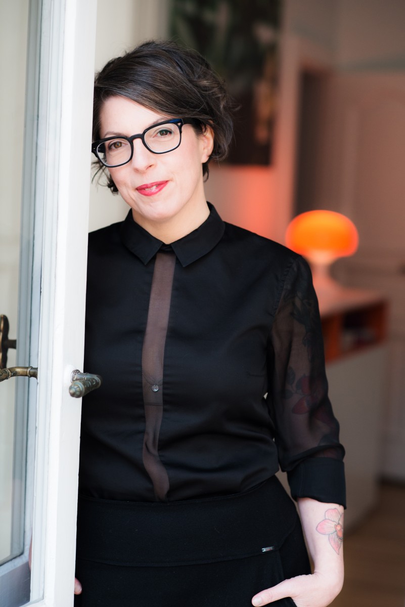 Petra Volpe schaut aus einem Fenster