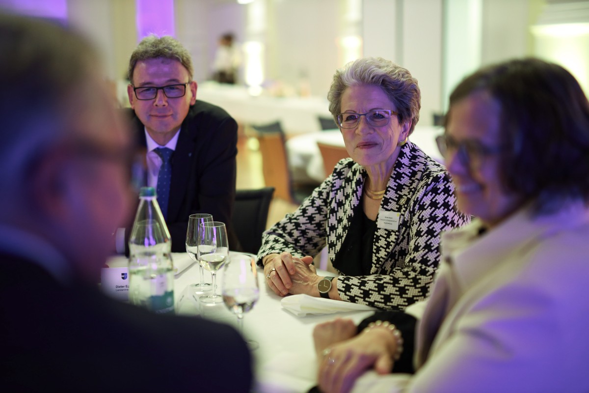 Landammann Dieter Egli, Staatsrätin Barbara Bosch und Staatsschreiberin und Leiterin der Staatskanzlei Joana Filippi sitzen an einem Tisch.