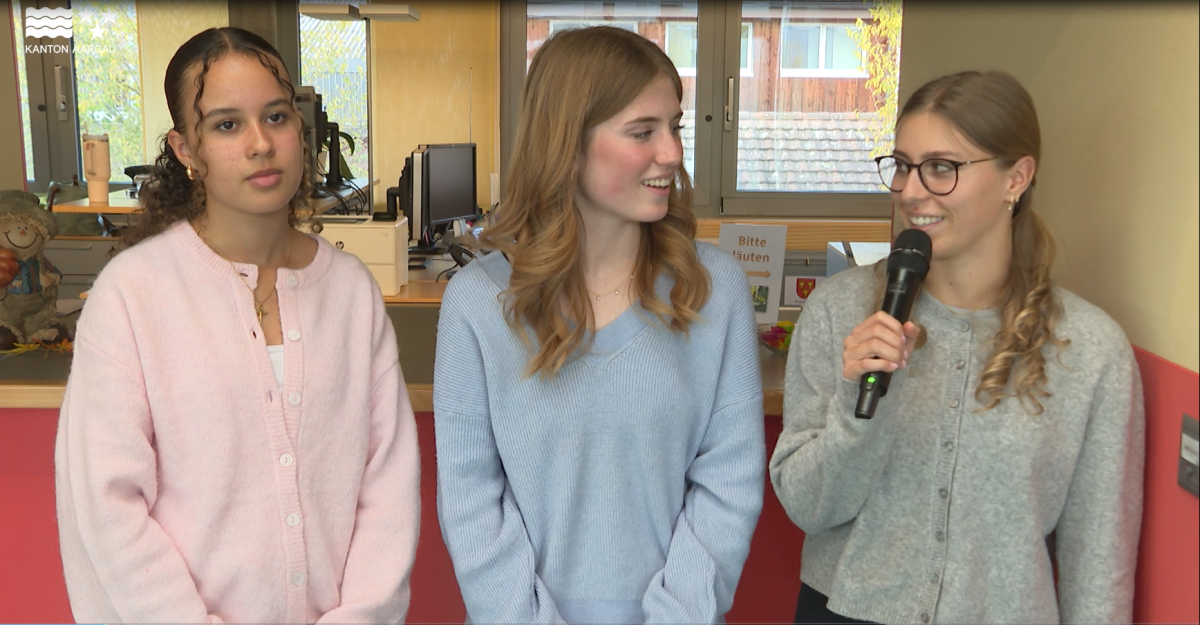 Bild zeigt drei junge Frauen nebeneinander