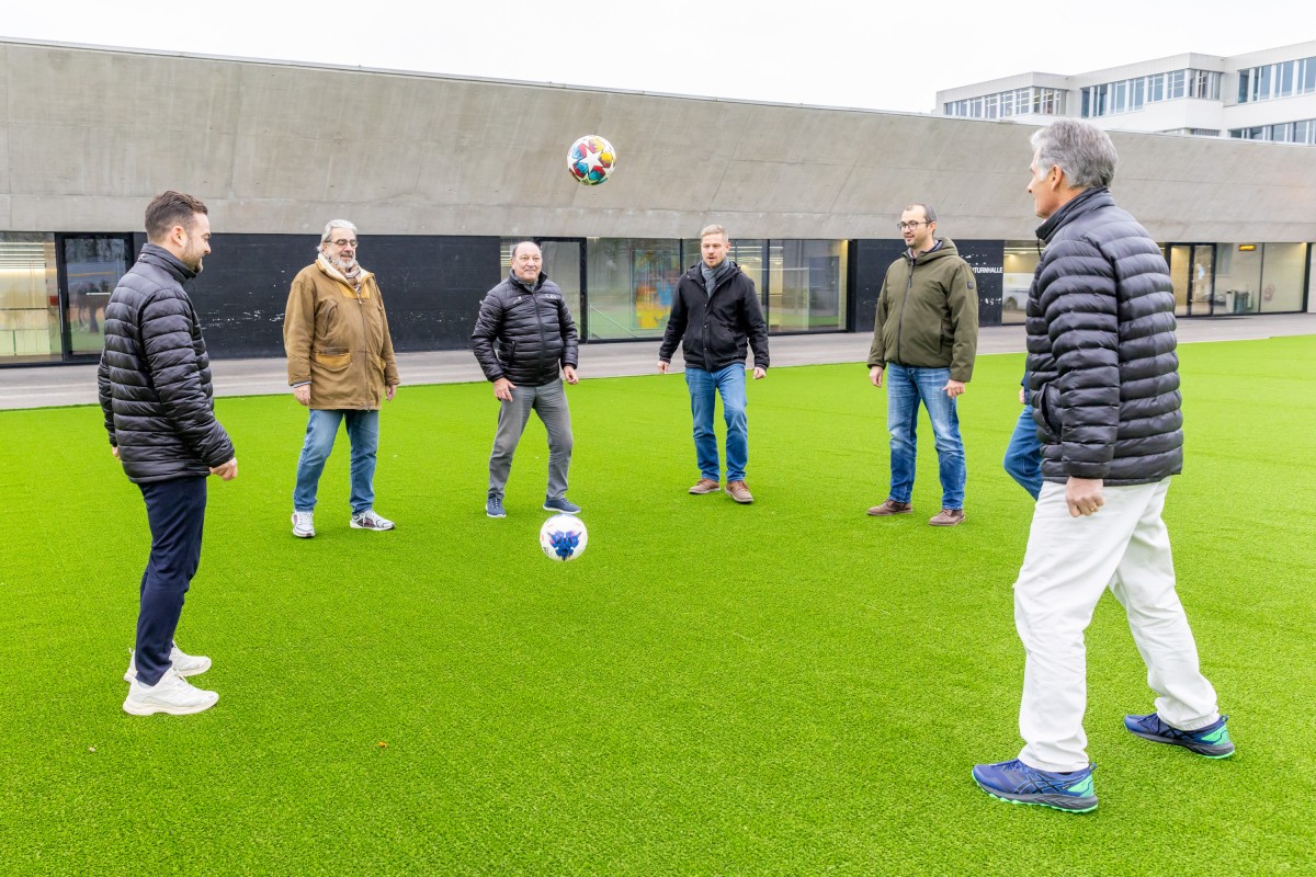 Erste Ballberührungen auf dem frisch verlegten Kunstrasenplatz.