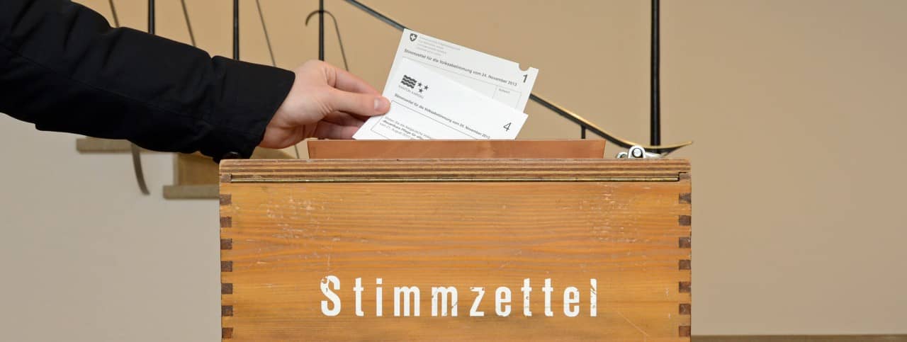 Stimmzettel-Urne
