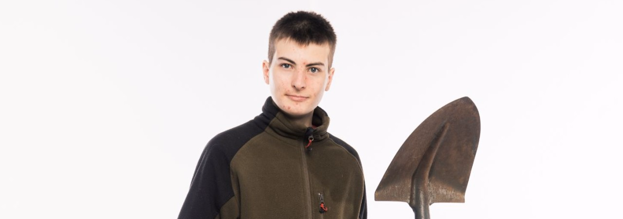 Farbiges Bild von einem jungen Mann mit Gartenschaufel.