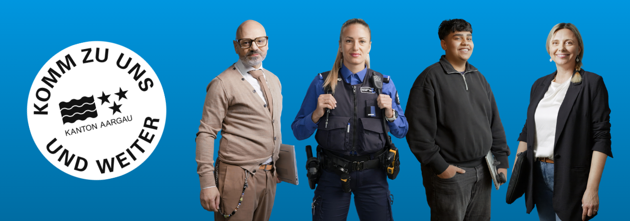 Zwei Frauen und zwei Männer stehen vor einem blauen Hintergrund, Button mit Komm zu uns und weiter und Kanton Aargau Logo.