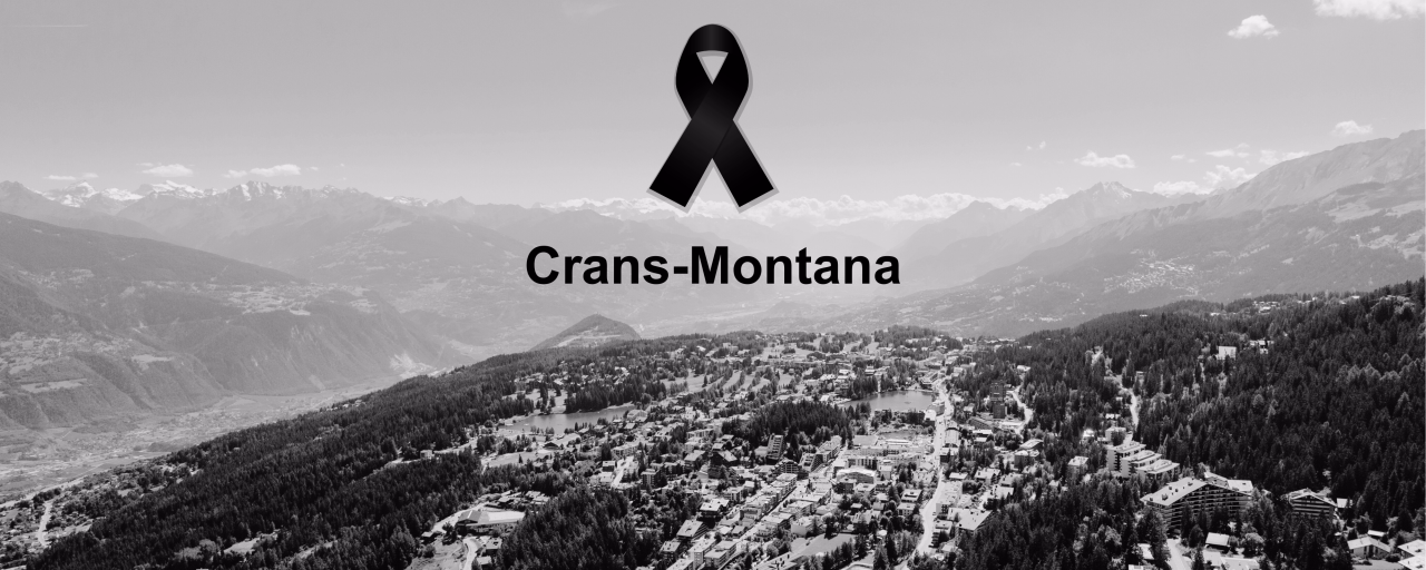 Schwarz-weiss-Luftaufnahme von Crans-Montana in den Walliser Alpen, darüber ein schwarzes Trauerband und zentriert der Schriftzug Crans-Montana.