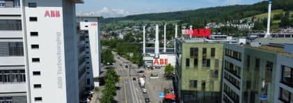 Blick auf verschiedene Gebäude entlang einer Strasse mit der Anschrift ABB in Rot 