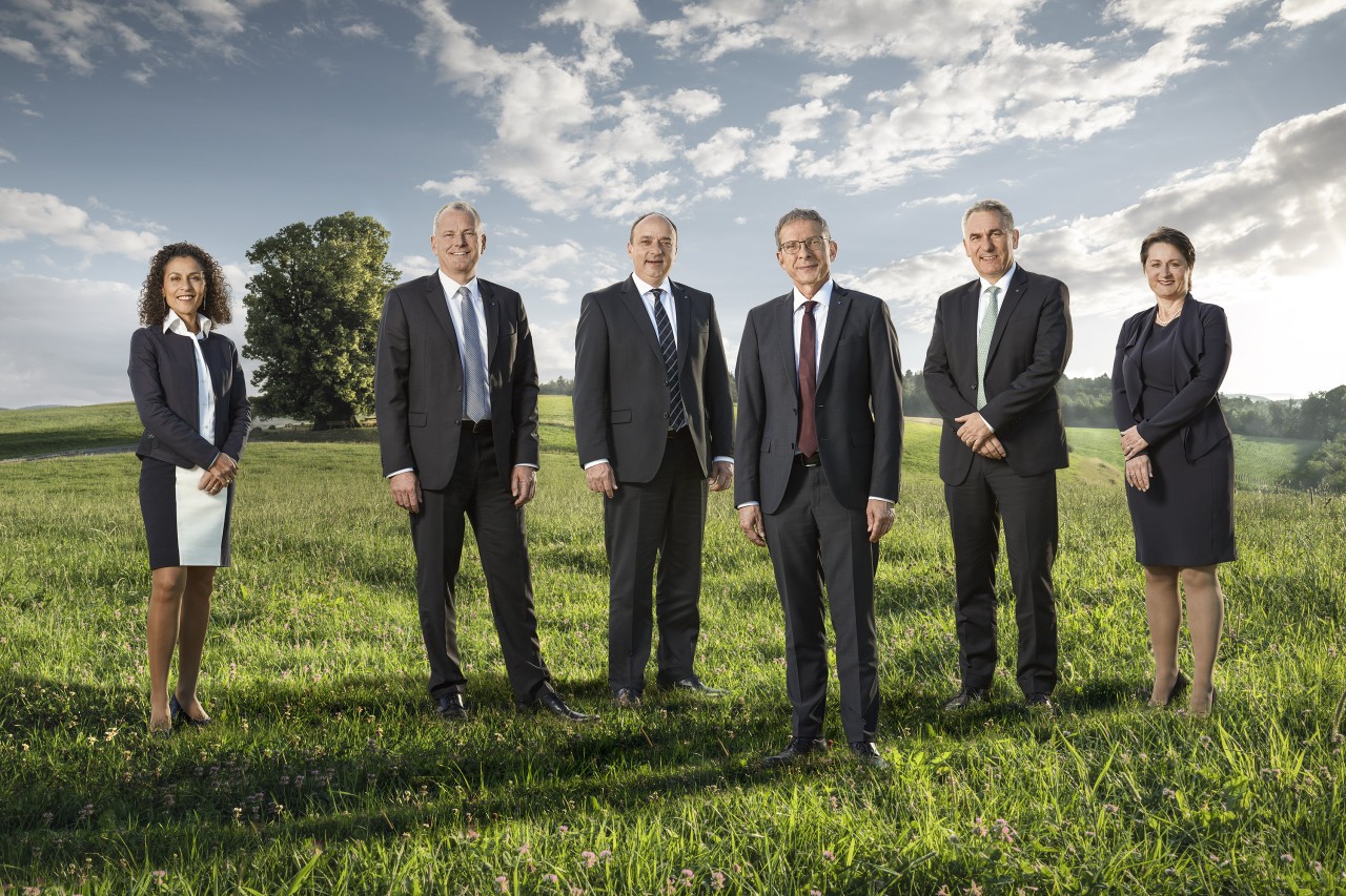 Aargauer Regierungsrat (v.l.n.r.): Staatsschreiberin Vincenza Trivigno, Regierungsrat Stephan Attiger, Landstatthalter Dr. Markus Dieth, Landammann Dr. Urs Hofmann, Regierungsrat Alex Hürzeler, Regierungsrätin Franziska Roth