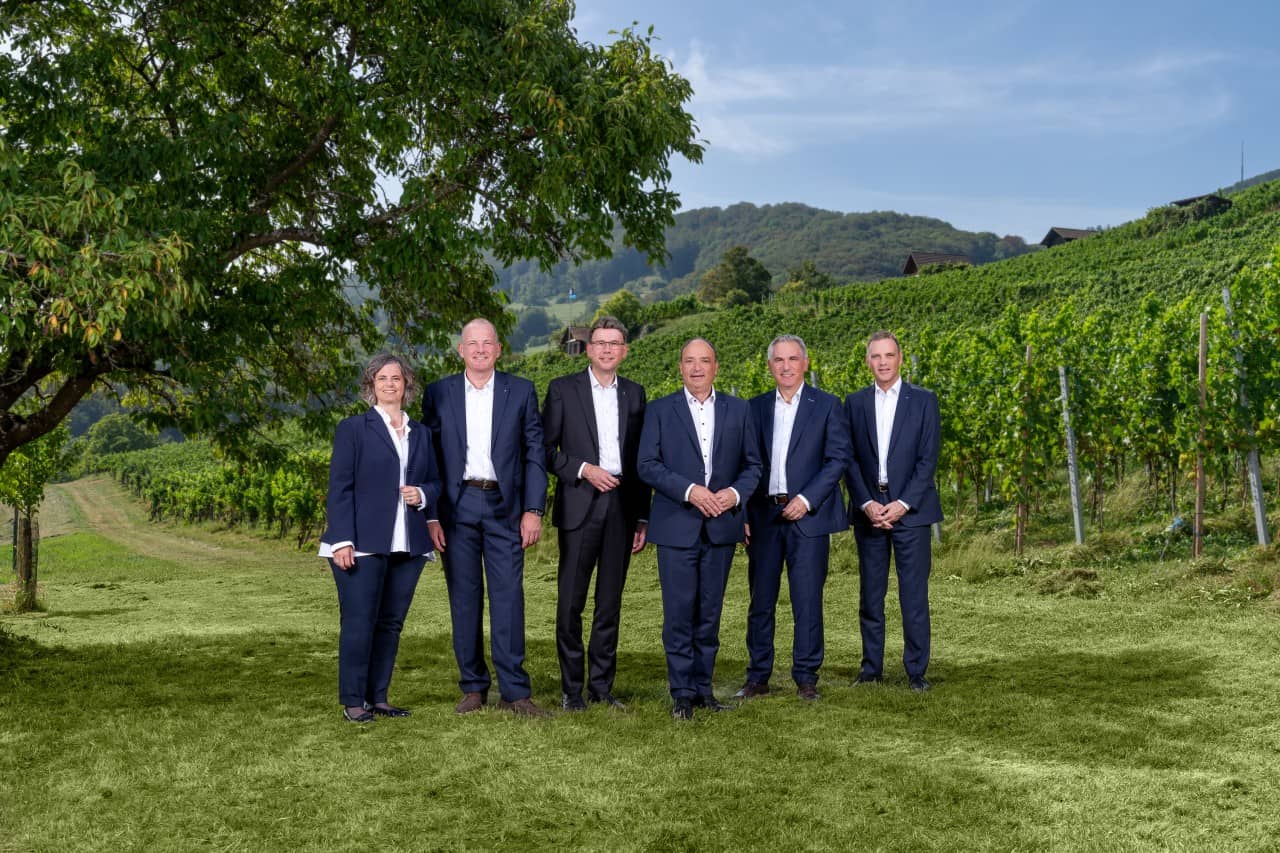 Gruppenbild des Aargauer Regierungsrats in den Rebbergen.