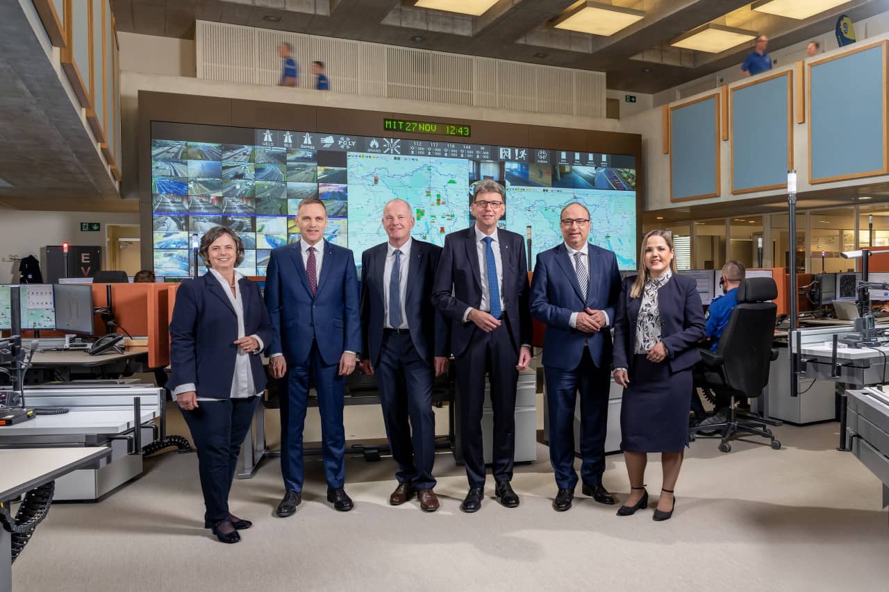 Gruppenbild des Aargauer Regierungsrats in der Kantonalen Notrufzentrale Aarau.
