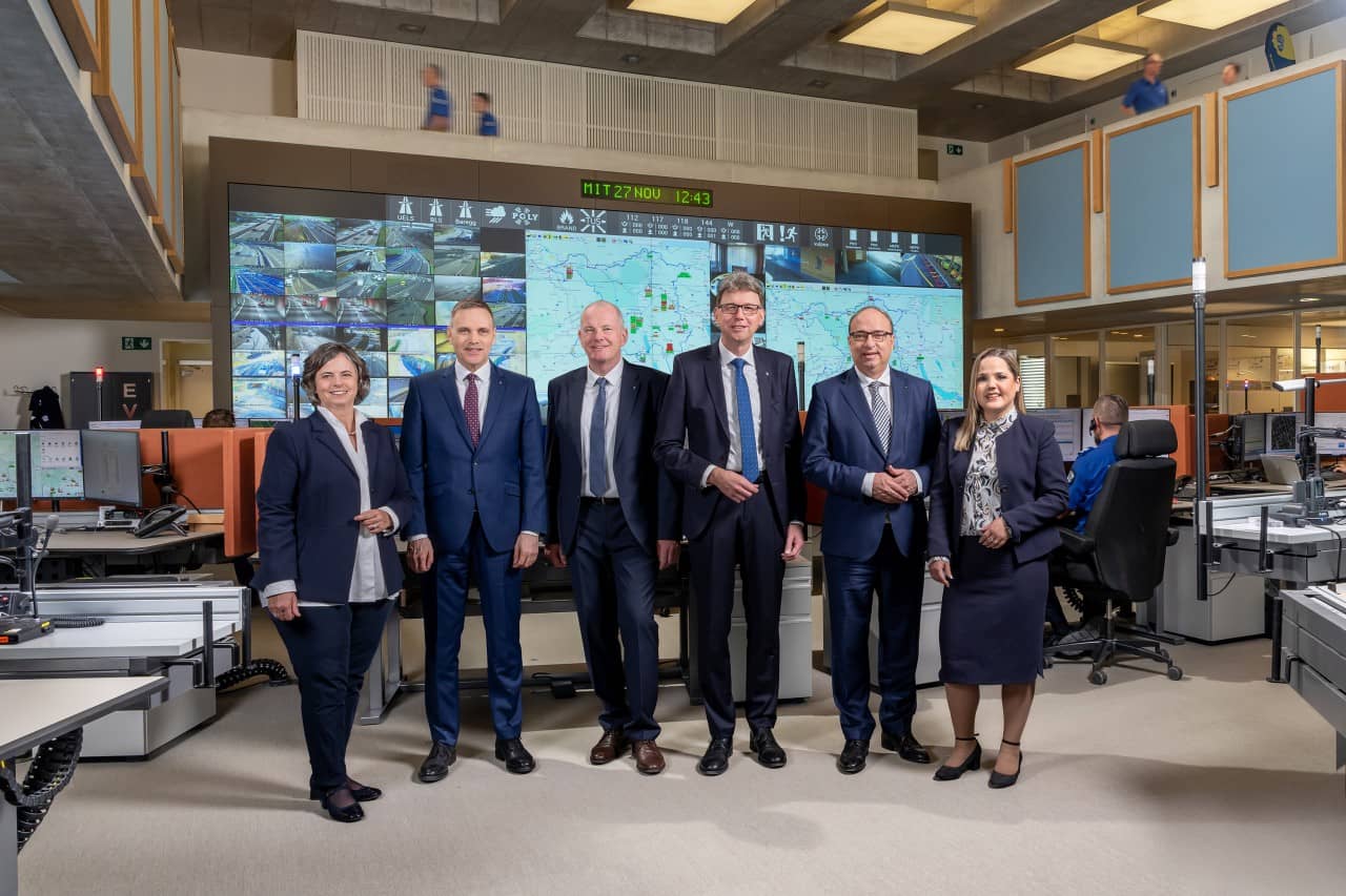 Gruppenbild des Aargauer Regierungsrats in den Rebbergen.